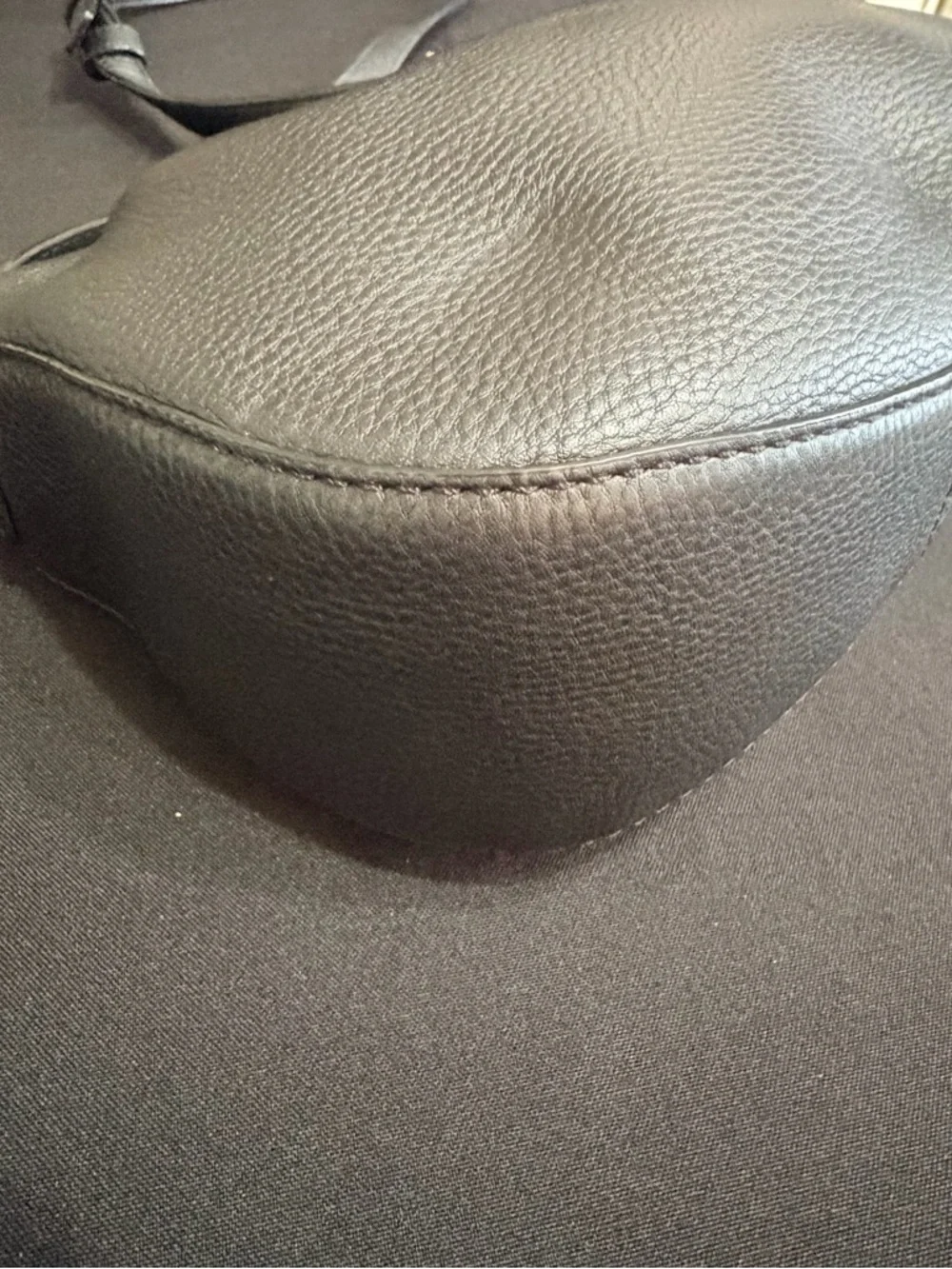 Kate Spade Black Saddle Bag Like New Condition. Very stylish and comfortable.